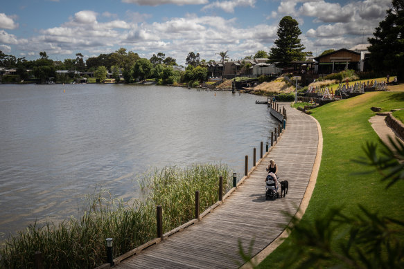 Lake Nagambie is part of the town’s appeal. 