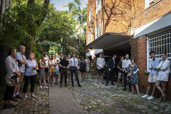 The crowd for the auction at 18/20 Ocean Avenue, Double Bay.