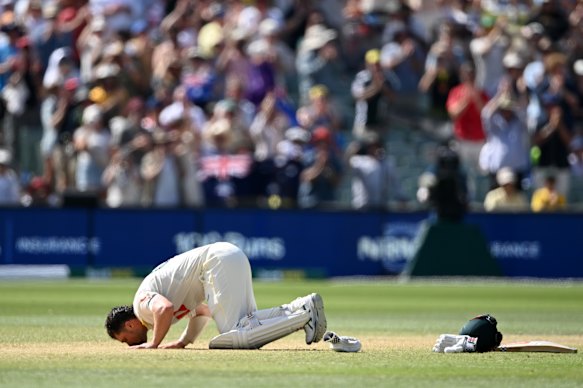 Travis Head kisses the pitch.