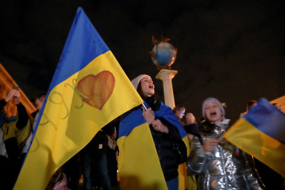 People celebrate in central Kyiv, after Russia’s retreat from Kherson. Jubilant residents have taken to the streets of Kherson to hail the Ukrainian armed forces.