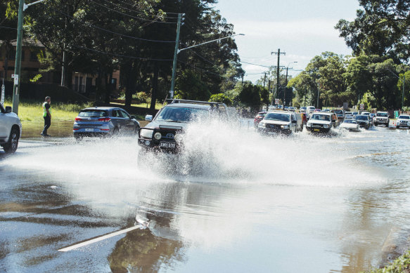 Traffic delays due to flooding on Newbridge Rd in Chipping Norton.
