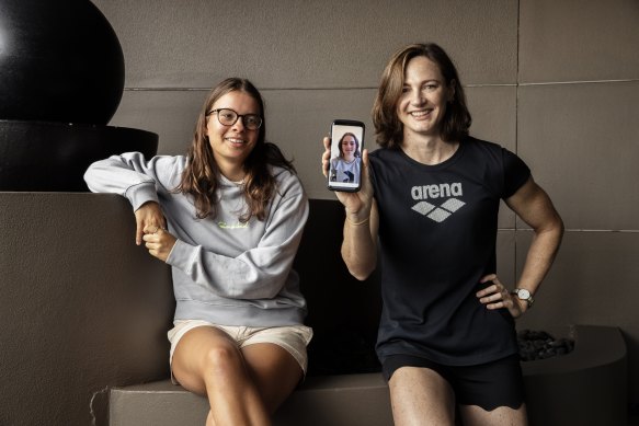 Elin Schulz and sister Nele, who facetiming from overseas, with Olympic swimmer Cate Campbell.