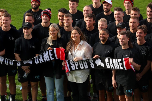 Keeley and Chelsea Frawley with the Saints at Moorabbin on Friday.