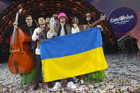 Ukrayna'dan Kalush Orkestrası, Eurovision 2022'yi kazandıktan sonra kutluyor.