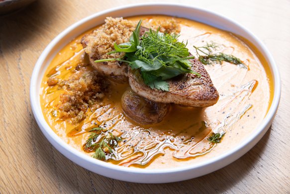 El pez espada Mooloolaba a la plancha con salsa de coco de arrecife, patatas y pangrattato.