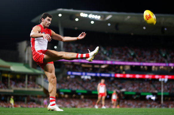 Tom McCartin takes a shot at goal against Hawthorn at the SCG.
