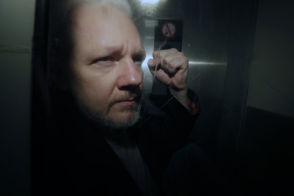 WikiLeaks'in kurucusu Julian Assange, Mayıs 2019'da bir Londra mahkemesinden ayrılırken.