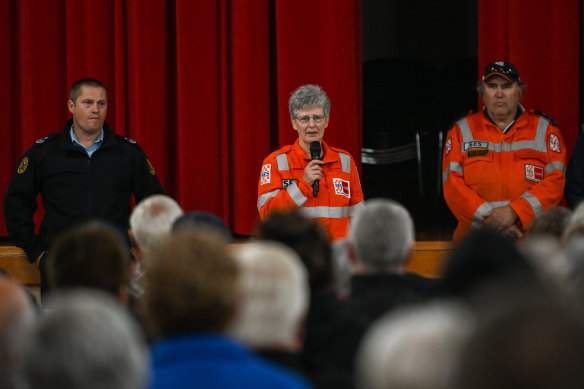 A community meeting yesterday at the Rochester Shire Hall. Residents were told to prepare to evacuate. 