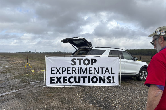 Anti-death penalty activists campaign until the last minute on the road to the prison in Alabama.