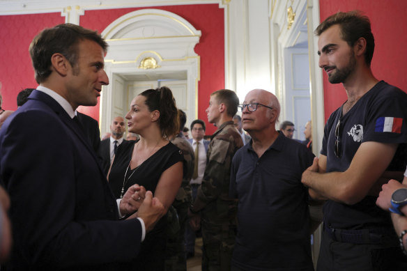 Henri, sağda, Annecy'de Fransa Cumhurbaşkanı Emmanuel Macron ile görüşüyor.  Fransa'da 24 yaşındaki adam, çok küçük çocuklara yönelik vahşi bıçaklı saldırıya müdahale ettikten sonra bir kahraman olarak selamlanıyor.