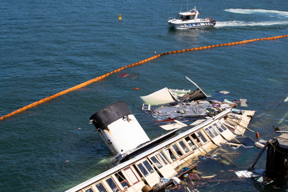 The Baragoola sinks at Waverton.