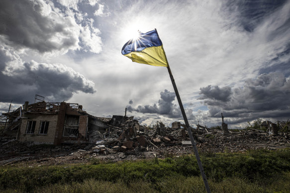Ukrayna'nın Donetsk Oblastı'ndaki Dolyna köyünde Rus birliklerinin geri çekilmesinin ardından bir yerleşim bölgesinde Ukrayna bayrağı dalgaları ağır hasar gördü.