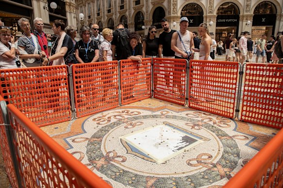 Lunedì la carta bianca copre l'area riparata del mosaico.