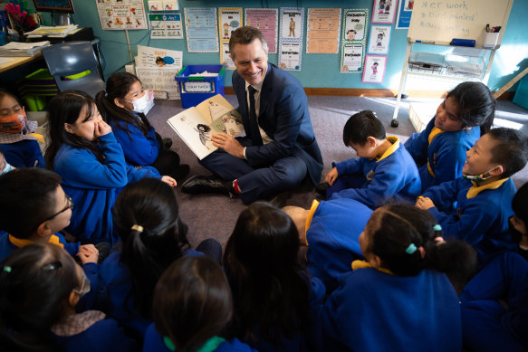 Federal Education Minister Jason Clare visits a public school.