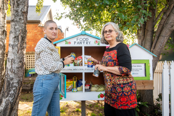 Mary Parfrey (right) and Louise Fumberger at a Neighbourhood Houses Victoria street pantry in Fitzroy North. 