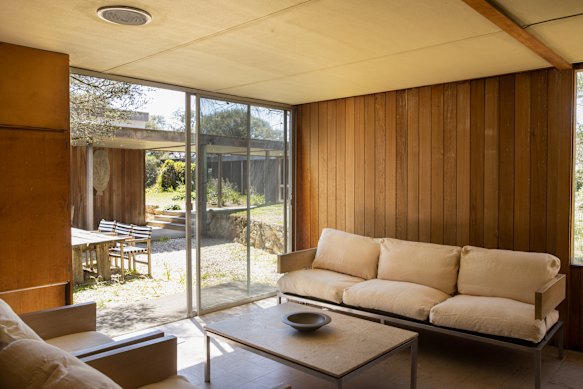 One of Victoria’s most celebrated modern houses, the Grimwade House, designed by architects David McGlashan and Neil Everist in 1960 to 1962, recently opened to the public for the first time. 