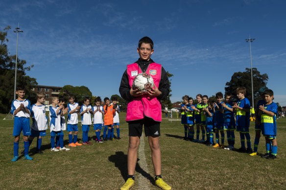 Referee Charlie is given a guard of honour by Hurlstone Park and Abbotsford Under 8’s.