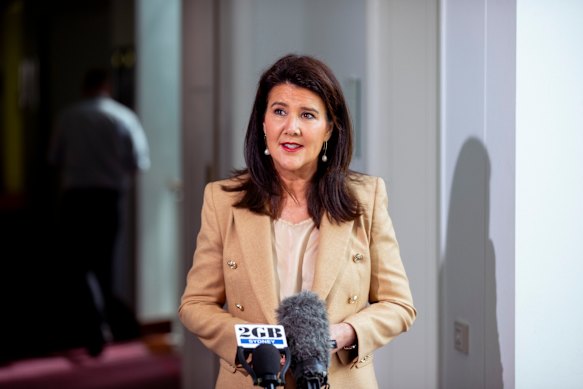 Senadora Jane Hume no Parlamento em Canberra.