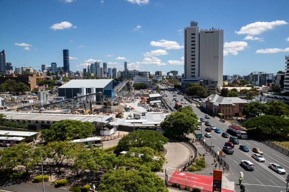 East Brisbane State School wants the state government to explore the option of a vertical school on top of the Gabba underground railway station, instead of relocating it to Coorparoo.