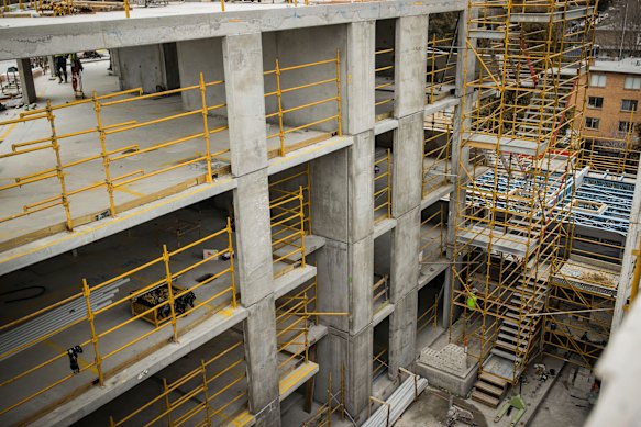 A elevação dos padrões para os comerciantes em Victoria poderá ser adiada por 14 anos.