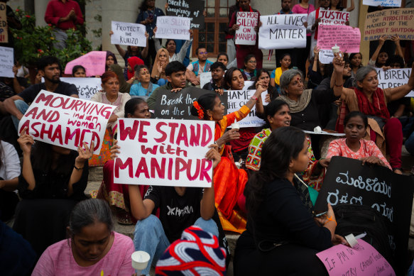 Manipur'da şiddete karşı düzenlenen protestoda insanlar sloganlar attı.