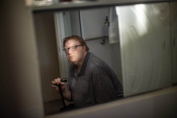 Marcus Barlow, en una foto de 2025, antes de que le quitaran el estimulador.