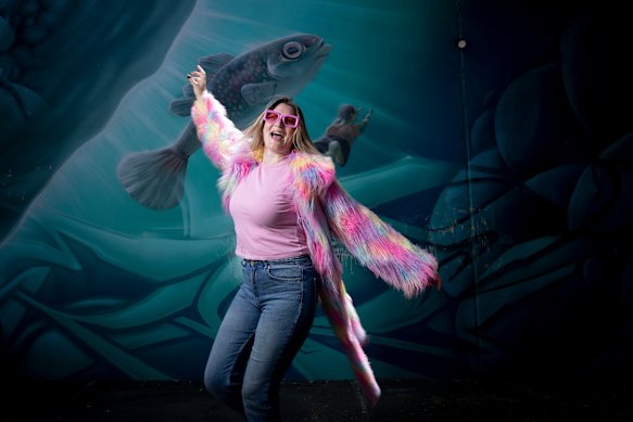 Apesar das pressões do custo de vida, Erin Girvan dá prioridade à ida a concertos e festivais. 