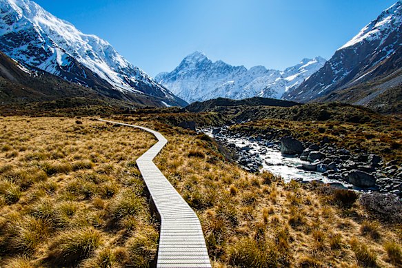 A boardwalk on the way to Mount Cook.
