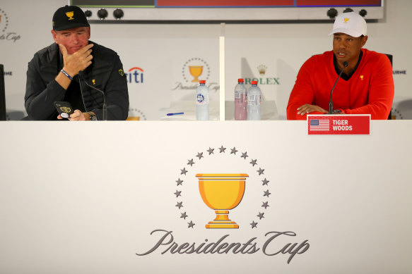 Ernie Els, left, and Tiger Woods, right, front the press. 