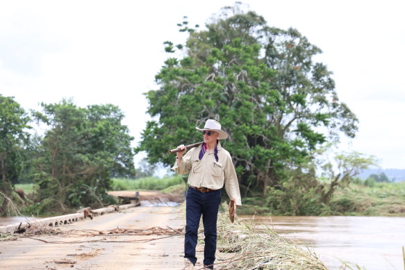 Bob Katter visits Innisfail in far north Queensland after a cyclone. 