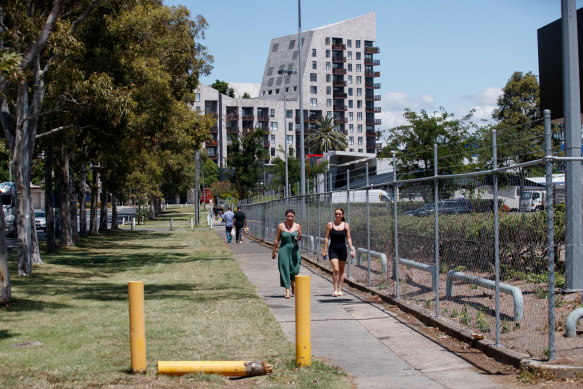 Property developer Meriton wants to build hundreds of apartments on the old Suttons car dealership site in Zetland.