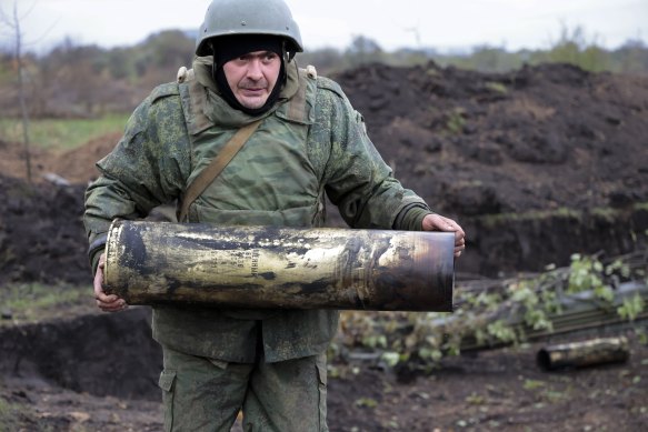 A Russian soldier carries an artillery shell from a 152-mm gun 2A36 «Giatsint-B» howitzer at a position after firing at Ukrainian troops at an undisclosed location in Donetsk People’s Republic, eastern Ukraine.