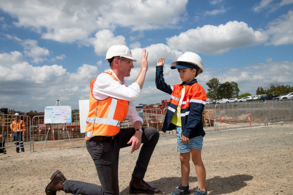 Dominic Perrottet speaks to Liam Ward, 4, son of a worker on the site of the Sydney Metro Aerotropolis Station site. 