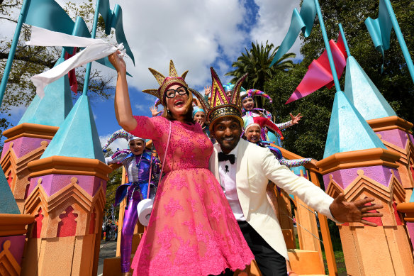 Moomba monarchs Julia Morris and Nazeem Hussain (right) on their royal float, with toilet paper at hand.