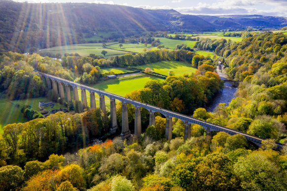 Pontcysyllte Aqueduct is an 18-arched stone and cast-iron wonder that carries a canal 38 metres above the fast-flowing River Dee.