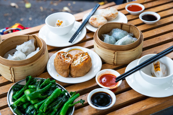 Vegan yum cha: clockwise from top left, shiitake mushroom, asparagus and truffle oil dumpling, cream corn “chicken” dumpling (white bowls) pan-fried Peking duck dumpling, spinach dumpling (in bamboo basket),
blanched fresh kalan vegetables,
tofu pocket with satay sauce.
