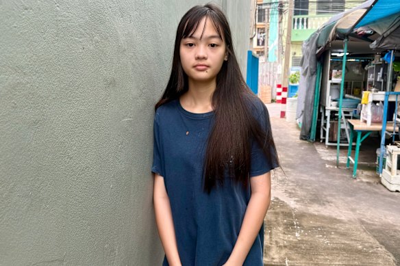 Wannapa fuori dal negozio di famiglia alla periferia di Bangkok. 