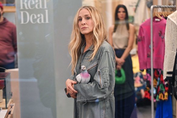 Sarah Jessica Parker on the set of ‘And Just Like That...’ with the now-famous pigeon clutch.