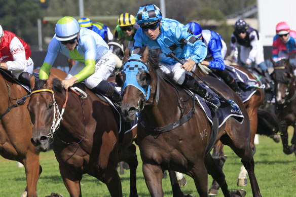 Mo’unga (right) and Sky Lab fight out the finish of the Rosehill Guineas.