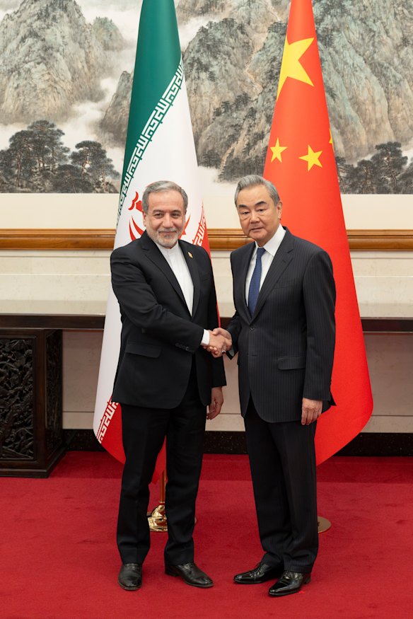 O ministro das Relações Exteriores do Irã, Abbas Araghchi, encontra-se com seu homólogo chinês, Wang Yi, em Pequim.