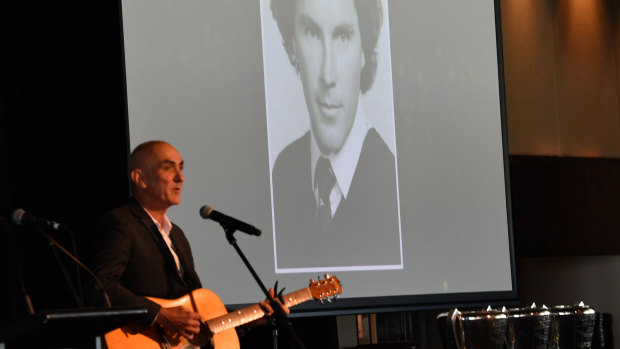 Paul Kelly sings at the memorial service.