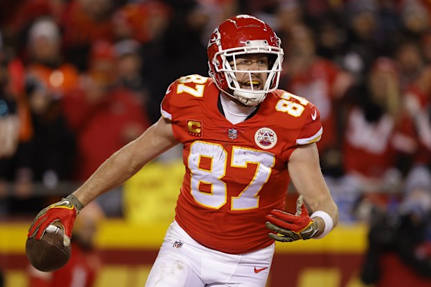 KANSAS CITY, MISSOURI - JANUARY 29: Travis Kelce #87 of the Kansas City Chiefs celebrates after catching a pass for a touchdown against the Cincinnati Bengals during the second quarter in the AFC Championship Game at GEHA Field at Arrowhead Stadium on January 29, 2023 in Kansas City, Missouri. (Photo by David Eulitt/Getty Images)
