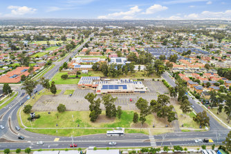 The Carousel Inn occupies a large 1.17 hectare corner site in Rooty Hill.