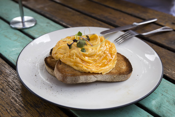 It’s easy to make scrambled eggs for a crowd, when you know how..