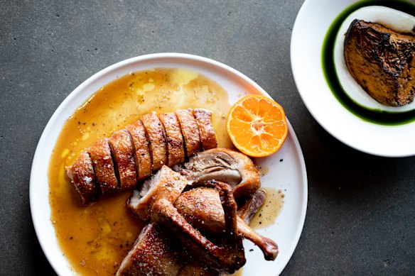 Meio pato assado na lenha com manteiga queimada e tangerina em Ates.