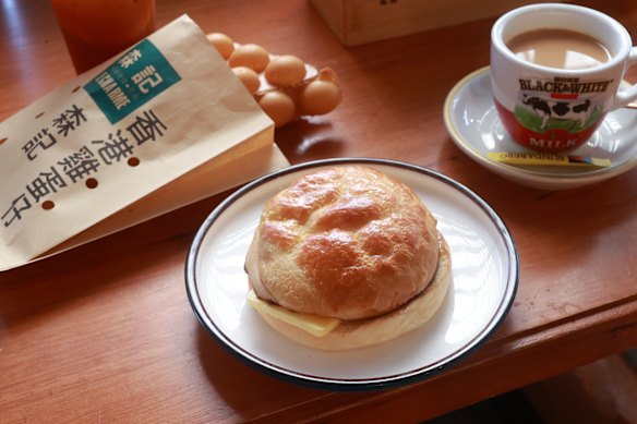 Egg waffle, pineapple bun and yeunyeung (coffee and tea) at Le Charme.
