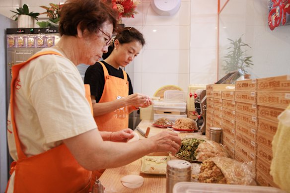 Joris Zhao and his mother make dumplings in front of everyone, with nothing to hide.