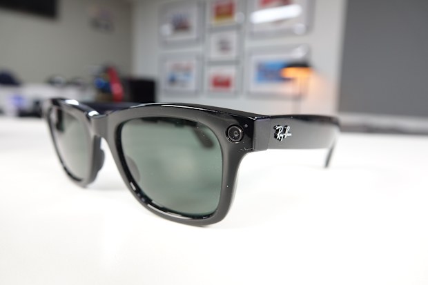 Facebook ve Ray-Ban, şık bir güneş gözlüğü tasarımını son teknoloji ile birleştiren ilk nesil akıllı gözlükleri tanıttı.