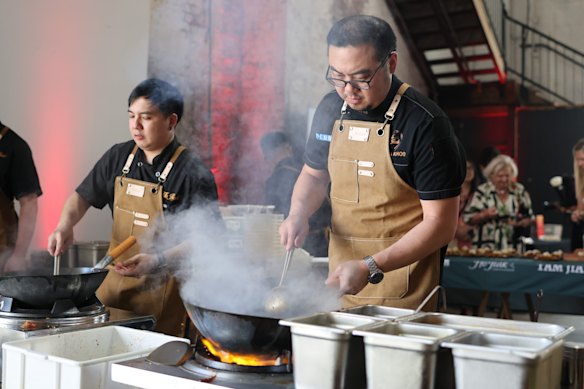 Junda Khoo, chef e proprietária do Ho Jiak, trabalhando no wok no Good Food Guide Awards em 2025.