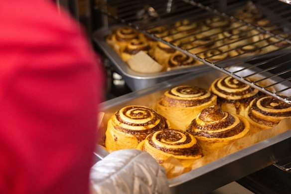 Pãezinhos em espiral apertados de canela.